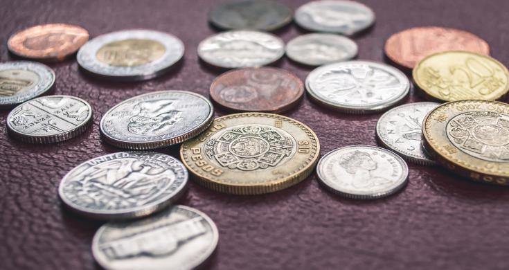 Mexican peso, the least devaluated currency in the world against the dollar