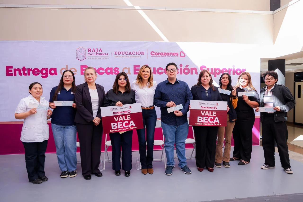 Governor Marina del Pilar Provides Financial Aid to Baja California University Students