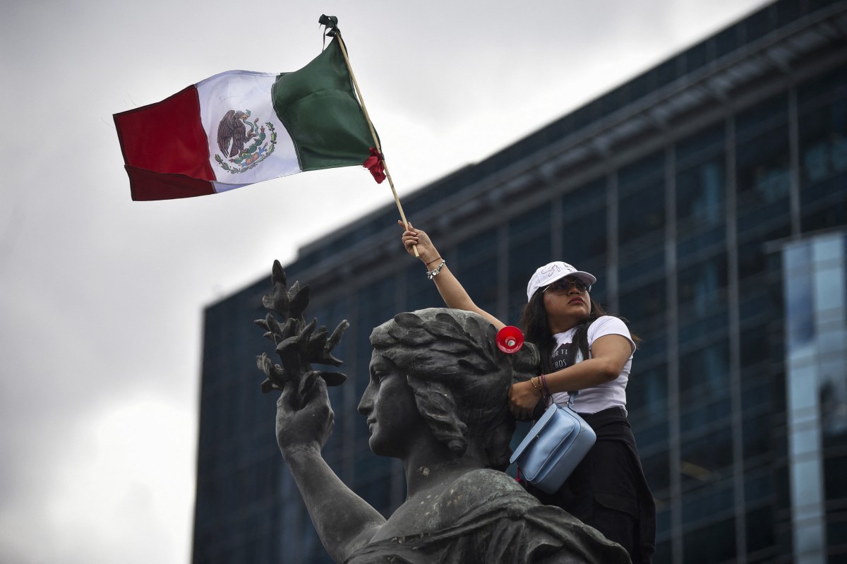 Mexico&rsquo;s Credit Outlook Downgraded to Negative by Moody&rsquo;s
