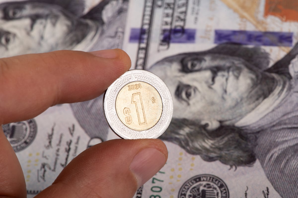 The Mexican &lsquo;superpeso&rsquo; is over: Currency&rsquo;s losses deepen to 18 pesos per dollar, its weakest level since last March